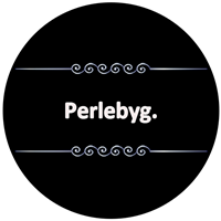 Billedet viser teksten Perlebyg med en dekorativ ramme, der giver et stilfuldt udtryk.