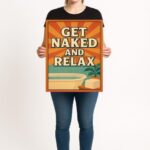Kvinde holder en plakat med teksten 'Get Naked and Relax' og en illustration af et badekar.