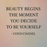 Citat fra Coco Chanel: 'Skønhed begynder det øjeblik, du beslutter dig for at være dig selv.'