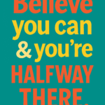 Citat der siger 'Believe you can and you're halfway there' i farver på en teal baggrund.
