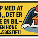 Kylling med solbriller, der stikker hovedet ud af vinduet på en bil med en gul baggrund.