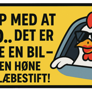 Kylling med solbriller, der stikker hovedet ud af vinduet på en bil med en gul baggrund.
