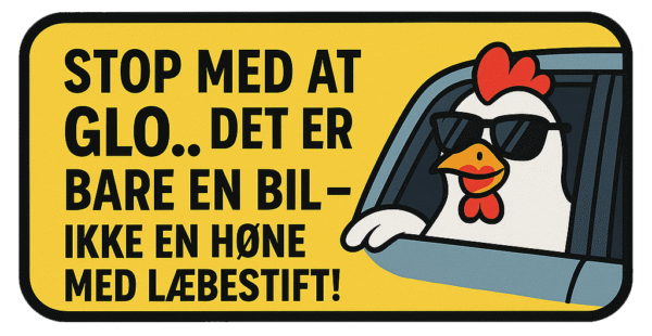 Kylling med solbriller, der stikker hovedet ud af vinduet på en bil med en gul baggrund.