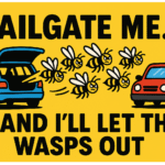 Gult skilt med illustration af biler og hvepse samt teksten 'TAILGATE ME... AND I'LL LET THE WASPS OUT'.