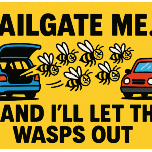 Gult skilt med illustration af biler og hvepse samt teksten 'TAILGATE ME... AND I'LL LET THE WASPS OUT'.