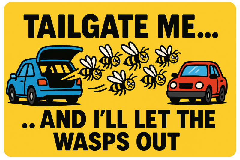 Gult skilt med illustration af biler og hvepse samt teksten 'TAILGATE ME... AND I'LL LET THE WASPS OUT'.
