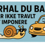 Illustration af en snegl iført solbriller ved siden af en gul bil med tekst om hastighed.