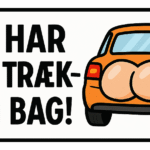 En orange bil med et humoristisk klistermærke, der viser en bagklap med en tegning af en bagdel.