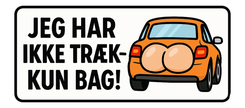 En orange bil med et humoristisk klistermærke, der viser en bagklap med en tegning af en bagdel.