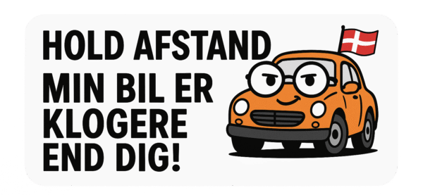 Illustration af en orange bil med briller og dansk flag, med teksten 'Hold afstand, min bil er klogere end dig!'