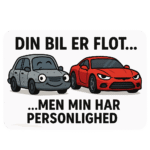 Tegning af en grå og en rød bil med teksten 'Din bil er flot... men min har personlighed'.