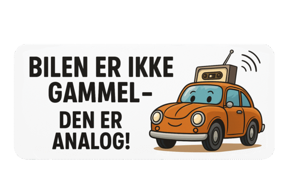 En tegneserieillustration af en orange bil med en radio på taget og teksten 'Bilen er ikke gammel - den er analog!'