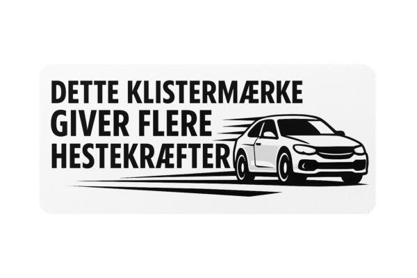 Klistermærke med en bil og teksten 'Dette klistermærke giver flere hestekræfter'.