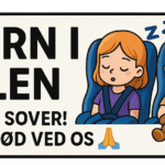 To børn, en dreng og en pige, sidder i bilsæder med lukkede øjne og en bamse.