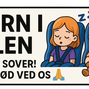 To børn, en dreng og en pige, sidder i bilsæder med lukkede øjne og en bamse.