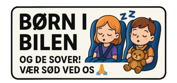 To børn, en dreng og en pige, sidder i bilsæder med lukkede øjne og en bamse.
