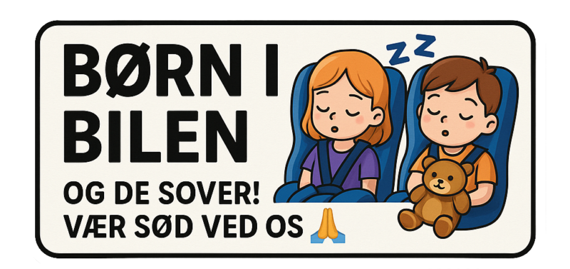 To børn, en dreng og en pige, sidder i bilsæder med lukkede øjne og en bamse.