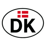 Klistermærke med teksten 'DK' og det danske flag i rødt og hvidt.
