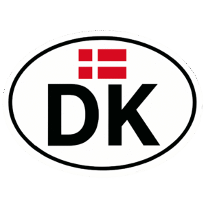 Klistermærke med teksten 'DK' og det danske flag i rødt og hvidt.