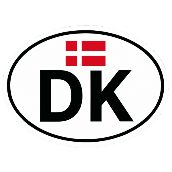 Klistermærke med teksten 'DK' og det danske flag i rødt og hvidt.