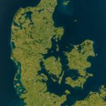 Kort over Danmark med detaljer om landskaber og vandveje i en klar visning.
