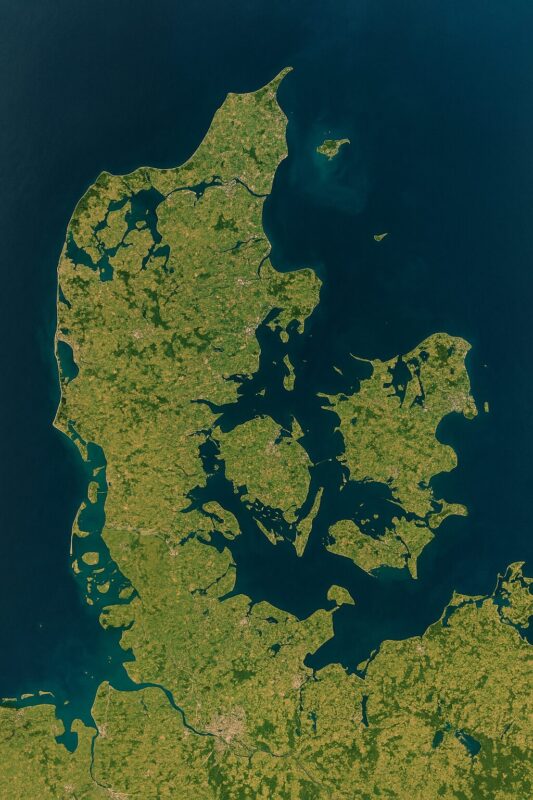 Kort over Danmark med detaljer om landskaber og vandveje i en klar visning.