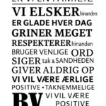 Plakat med teksten 'I dette hjem er vi en familie' og forskellige værdier og citater relateret til familieliv.
