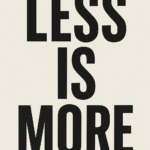 Plakat med store, fede bogstaver der siger 'Less is More' på en lys baggrund.