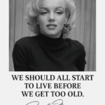 Sort-hvidt portræt af Marilyn Monroe med et citat om at leve livet fuldt ud.
