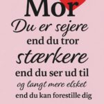 Plakat med teksten 'Mor, du er sejere end du tror' i sort og rød på lyserød baggrund.