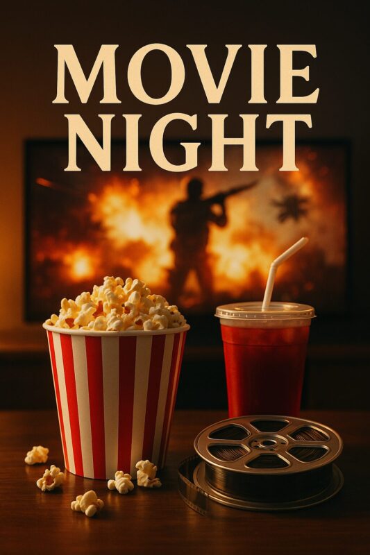 En skål med popcorn, en sodavand og en filmrulle foran en skærm med en filmvisning.