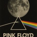 Plakat af Pink Floyds album 'The Dark Side of the Moon' med månen og regnbueeffekt.