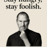 Sort-hvidt billede af Steve Jobs med teksten 'Stay hungry, stay foolish.'