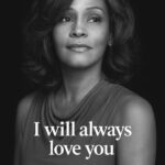 Sort-hvidt portræt af Whitney Houston med teksten 'I will always love you'.