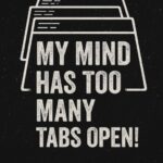 Grafisk illustration med teksten 'My mind has too many tabs open!' på sort baggrund.